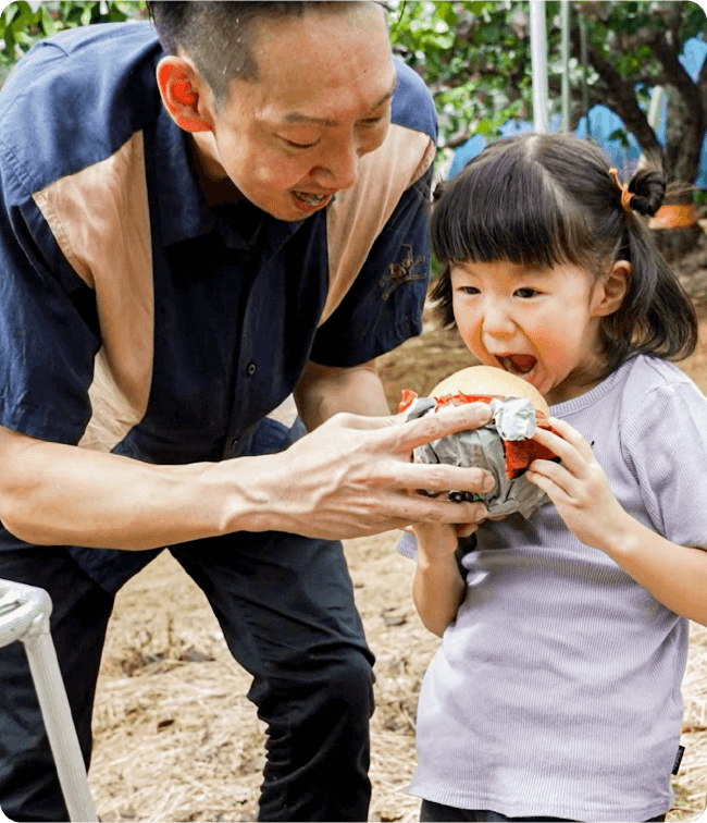 与家人一起采摘梨子