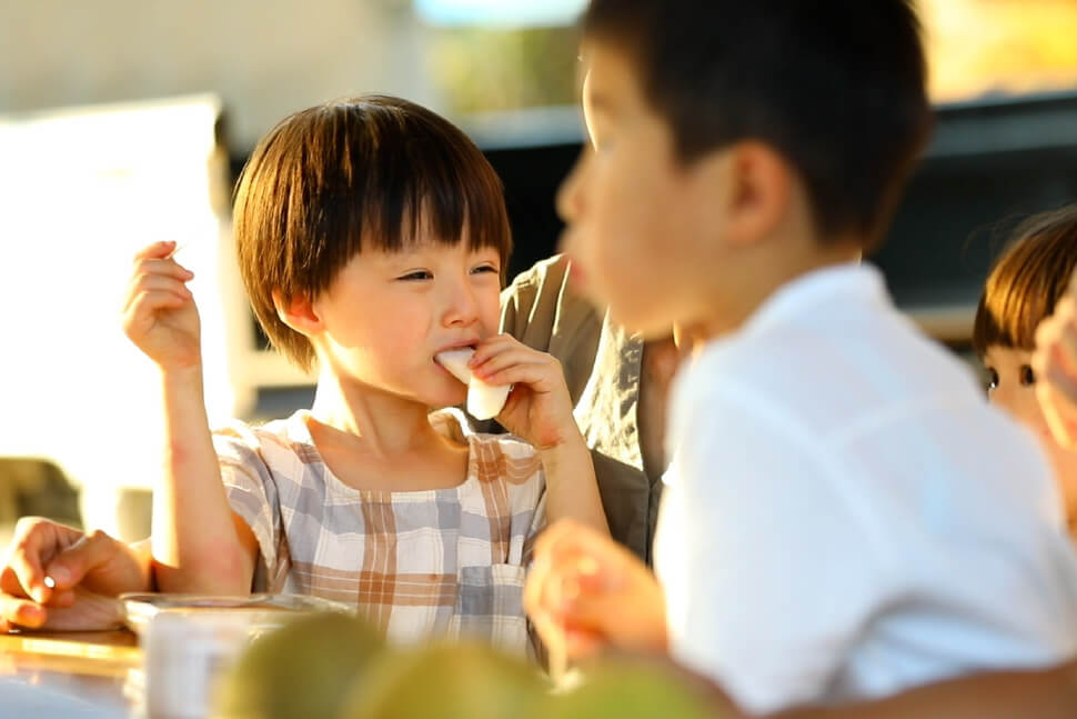梨を食べる子ども